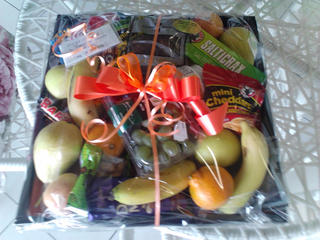 fruit and choc basket r 400